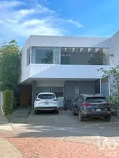 NEX-206596 - Casa en Venta, con 4 recamaras, con 5 baños, con 400 m2 de construcción en Olivos Residencial, CP 45019, Jalisco.