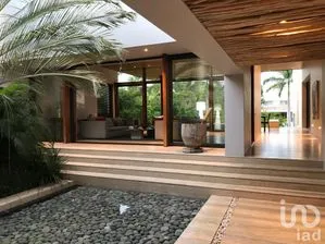 NEX-57704 - Casa en Venta, con 4 recamaras, con 5 baños, con 800 m2 de construcción en Zona Hotelera, CP 77500, Quintana Roo.