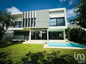 NEX-217623 - Casa en Venta, con 3 recamaras, con 3 baños, con 447 m2 de construcción en Lagos del Sol, CP 77567, Quintana Roo.