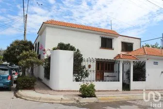 NEX-174613 - Casa en Venta, con 3 recamaras, con 4 baños, con 340 m2 de construcción en Lomas 3a Secc, CP 78216, San Luis Potosí.