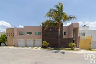 NEX-197672 - Casa en Renta, con 4 recamaras, con 5 baños, con 410 m2 de construcción en Miravalle, CP 78214, San Luis Potosí.