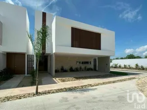NEX-69938 - Casa en Venta, con 4 recamaras, con 5 baños, con 418 m2 de construcción en Xcanatún, CP 97302, Yucatán.