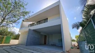 NEX-210983 - Casa en Venta, con 4 recamaras, con 5 baños, con 493.5 m2 de construcción en Yucatán Country Club, CP 97308, Yucatán.