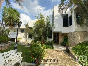 NEX-77161 - Casa en Venta, con 4 recamaras, con 5 baños, con 1550 m2 de construcción en Jardines de Mérida, CP 97135, Yucatán.