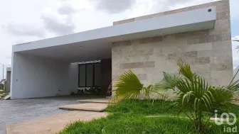 NEX-67134 - Casa en Venta, con 3 recamaras, con 3 baños, con 206 m2 de construcción en Chichi Suárez, CP 97306, Yucatán.