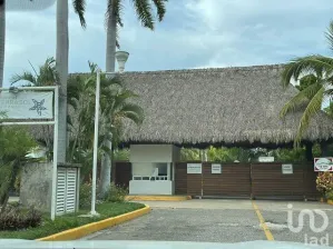 NEX-74910 - Casa en Venta, con 3 recamaras, con 2 baños en Playa Diamante, CP 39897, Guerrero.