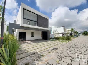 NEX-80908 - Casa en Venta, con 3 recamaras, con 4 baños, con 354 m2 de construcción en Valle Real, CP 45019, Jalisco.