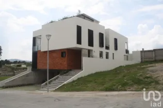 NEX-79130 - Casa en Venta, con 3 recamaras, con 3 baños, con 611 m2 de construcción en Puerta de Hierro, CP 45116, Jalisco.