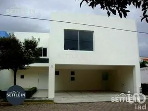 NEX-207907 - Casa en Renta, con 3 recamaras, con 3 baños, con 354 m2 de construcción en Jardines de Zavaleta, CP 72150, Puebla.