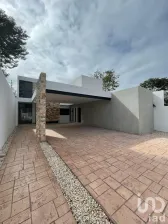 NEX-103619 - Casa en Venta, con 3 recamaras, con 4 baños, con 320 m2 de construcción en Temozon Norte, CP 97302, Yucatán.