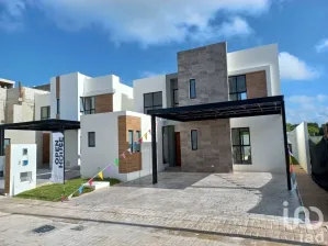 NEX-99283 - Casa en Venta, con 3 recamaras, con 4 baños, con 205 m2 de construcción en Temozon Norte, CP 97302, Yucatán.