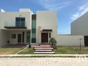 NEX-208559 - Casa en Renta, con 3 recamaras, con 3 baños en Club Residencial Azul, CP 24157, Campeche.