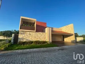 NEX-211547 - Casa en Venta, con 4 recamaras, con 5 baños, con 698 m2 de construcción en Temozon Norte, CP 97302, Yucatán.