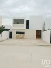 NEX-207713 - Casa en Venta, con 3 recamaras, con 4 baños, con 207 m2 de construcción en Cholul, CP 97305, Yucatán.