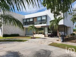 NEX-207766 - Casa en Venta, con 3 recamaras, con 4 baños, con 482 m2 de construcción en Yucatán Country Club, CP 97308, Yucatán.
