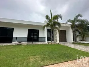 NEX-215253 - Casa en Renta, con 4 recamaras, con 4 baños en Sierra Papacal, CP 97302, Yucatán.