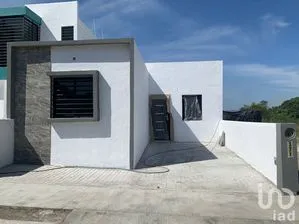 NEX-208971 - Casa en Venta, con 3 recamaras, con 2 baños, con 105 m2 de construcción en Arboledas, CP 28077, Colima.