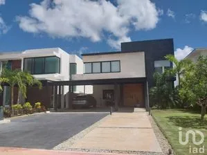 NEX-155483 - Casa en Venta, con 4 recamaras, con 4 baños, con 632 m2 de construcción en Lagos del Sol, CP 77567, Quintana Roo.
