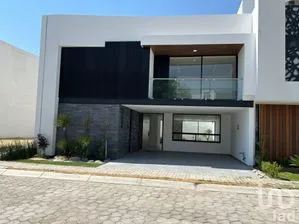 NEX-212509 - Casa en Venta, con 4 recamaras, con 5 baños, con 355 m2 de construcción en Lomas de Angelópolis, CP 72830, Puebla.