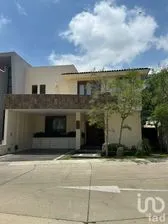 NEX-214551 - Casa en Renta, con 4 recamaras, con 5 baños, con 457 m2 de construcción en Puerta del Bosque, CP 45116, Jalisco.